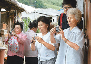 전남 함평군 해보면 산내리 할머니들이 잠월미술관이 연 사진교실에 참여해 디지털카메라 다루는 법을 배우고 있다. 사진 제공 잠월미술관