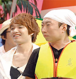 MBC 예능프로그램 ‘뜨거운 형제들’에 출연중인 개그맨 박명수(오른쪽)와 가수 싸이먼디. 사진 제공 MBC