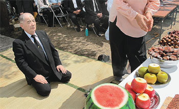 일본 왕족 나시모토 다카오 씨가 11일 오전 교토에서 열린 ‘이총 위령제’에 참석해 무릎을 꿇고 제단에 잔을 올리려 하고 있다. 교토=민병선 기자
