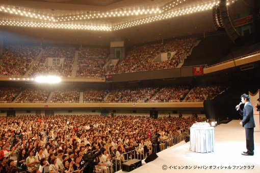 2007년 7월 12일 일본 도쿄 부도칸에서 열린 이병헌의 사진집 발간기념 쇼케이스. 일본 팬클럽 회원 1만9000여 명에게서 생일 축하를 받았다. 동아일보 자료사진