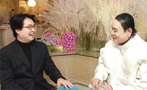 2002년 필자(왼쪽)와 대화하다 아들에 대한 이야기가 나오자 만면에 웃음을 띤 앙드레 김. 동아일보 자료 사진