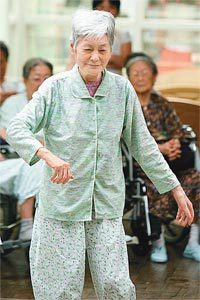 한 할머니가 서울시무용단의 공연 뒤풀이에서 장단에 맞춰 춤을 추고 있다. 서영수 전문기자 kuki@donga.com