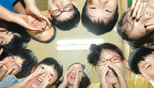 “우리는 높임말 써요” 2007년 개교 이후 4년째 학생들에게 교내에서 높임말 사용을 권하고 있는 서울 신당초등학교 3학년생들이 11일 활짝 웃으며 친구들을 존댓말로 불러보고 있다. 변영욱 기자