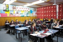 뉴질랜드 수업은 학생들의 창의성 향상을 위해 토론과 실험 중심으로 이뤄진다. 사진은 뉴질랜드 세인트비즈 컬리지의 과학 수업장면.