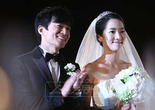 5월 결혼한 ‘새신랑’ 이범수는 아내 이윤진씨(오른쪽)가 드라마 촬영의 고달픔을 잊게 해주는 피로회복제라며 행복한 미소를 지었다. 사진은 5월22일 두 사람의 결혼식 장면.