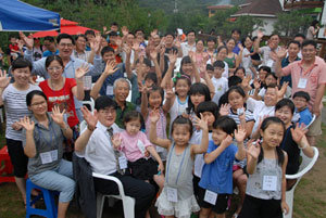 14, 15일 경북 청도군에서 열린 ‘앙리 뒤낭 적십자 가족 캠프’에 모인 사람들. 15년 전 20여 명에서 올해는 100여 명으로 대가족이 됐다. 청도=이권효 기자 boriam@donga.com