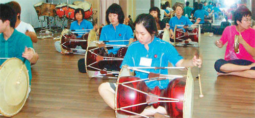 난계 박연 선생의 얼을 기리기 위해 충북 영동군에 건립된 난계국악기체험전수관에서 학생들이 국악기 연주를 배우고 있다. 사진 제공 영동군