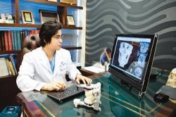 오명준 리젠성형외과 안면윤곽센터 원장이 3차원 컴퓨터단층촬영(CT)을 통해 수술 전 환자의 얼굴뼈 구조를 파악하고 있다. 사진 제공 리젠성형외과