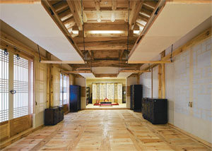 얼마나 오래된 우리 고택(古宅)의 내부일까 싶지만 이 공간의 외관은 오른쪽 위 알루미 늄프레임 커튼월 표피의 현대식 건물이다. 일본 도쿄 한복판에 우리 문화를 알리기 위해 세운 주일본 한국문화원. 4층 정원과 응접실을 한옥 양식으로 만들어 한국 전통 건축의 기품을 드러냈다. 사진 제공 조선건축사사무소 삼우종합건축사사무소