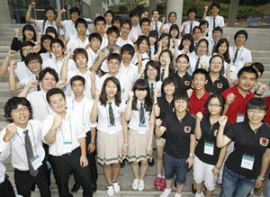 16일 서울 은평구 진관동 하나고에서 동아시아 국제학술 심포지엄에 참가한 일본 와세다대부속고 학생들과 중국 런민대부속고 학생들, 하나고 학생들이 힘차게 파이팅을 외치고 있다. 전영한 기자 scoopjyh@donga.com