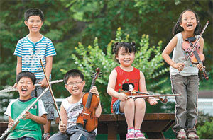 바이올린과 플루트를 연주하는 방지초교 문명분교 학생들. 본교와 분교 학생들은 다음 달 ‘산속 음악회’를 열 예정이다. 사진 제공 방지초등학교