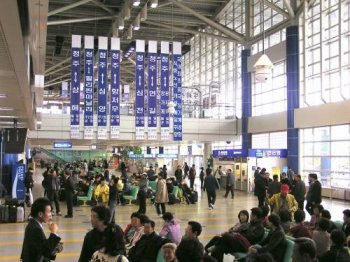 텅빈 공항의 대명사였던 청주공항이 중국 관광객의 출입국 통로로 인기를 끌면서 높은 탑승률을 기록하고 있다. 청주공항 내부에 상하이 등 중국 각지의 운항 정보를 안내하는 플래카드가 걸려 있다. 동아일보 자료사진