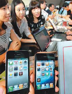아이폰4의 예약가입이 시작된 18일 서울 종로구 광화문 KT올레스퀘어에 마련된 예약가입처에 상담 고객들이 줄을 이었다. 박영대 기자