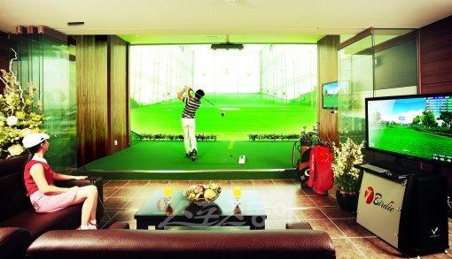 골프의 새로운 문화로 자리 잡은 스크린골프가 신기술과 톡톡 튀는 아이템을 접목해 다시 한번 주목받고 있다. 필드 느낌을 그대로 살린 세븐버디 스크린골프를 즐기는 골퍼들.