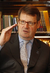 올해 5월 취임한 마크 민턴 코리아소사이어티 회장이 18일 서울 중구 소공동 롯데호텔에서 동아일보 기자와 만나 코리아소사이어티 운영 계획 등을 밝히고있다. 김재명 기base@donga.com