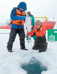 아라온호에서 내린 과학자들이 해빙을 뚫고 얼음 아래쪽에 사는 미생물을 채취하고 있다.쇄빙연구선이 있어야만 가능한 이 연구는 국내에서 최초로 시도됐다. 사진 제공 극지연구소