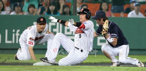 “살았다!” 롯데 황재균(가운데)이 20일 사직 두산전 5회말 펜스를 맞히는 안타를 때린 뒤 3루까지 뛰어 슬라이딩한 후 세이프 제스처를 취하고 있다. 결과도 세이프.