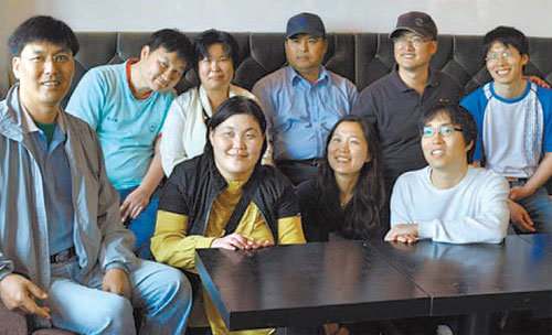 카페 히즈빈스에 근무하는 바리스타 직원들이 경북 포항시 한동대 도서관 3층에 있는 카페 안에 모여 밝게 웃고 있다. 사진 제공 임정택 씨