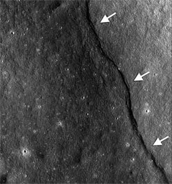 미국항공우주국(NASA)의 달 궤도탐사선이 찍은 달 지표면. 최근 스미스소니언 항공우주박물관의 지구행성연구센터는 사진속 단층(비탈)의 변화를 지속적으로 관찰해 달의 면적이 줄어들고 있다는 결론을 내렸다. NASA 자료사진