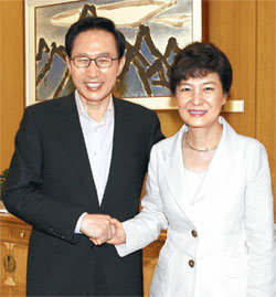 “MB정부 성공 위해 협력” 이명박 대통령과 한나라당 박근혜 전 대표가 21일 청와대에서 오찬회동을 하기 위해 만나 밝은 표정으로 손을 맞잡고 있다. 지난해 9월 이후 11개월여 만에 만난 두 사람은 이날 정국 현안에 대해 폭넓은 얘기를 나눈 것으로 알려졌다. 사진 제공 청와대