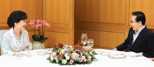 여권 “어느 때보다 성공적 만남” 이명박 대통령(오른쪽)과 한나라당 박근혜 전 대표가 21일 청와대 백악실에서 오찬을 함께하며 대화를 나누고 있다. 이날 회동은 배석자 없이 단독으로 1시간 35분 동안 진행됐다. 사진 제공 청와대