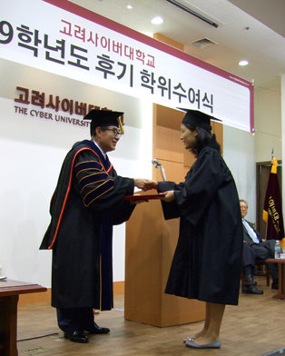[고려사이버대 김중순 총장(왼쪽)이 학위를 수여하고 있다]