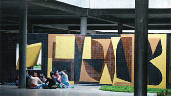 베네수엘라의 카라카스 종합대 곳곳에는 예술가들의 작품을 찾아볼 수 있다. 대학건물 연결 통로에 설치된 예술작품 앞에서 학생들이 삼삼오오 모여앉아 토론을 벌이고 있다.