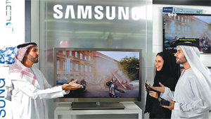 삼성 3D TV에 쏠린 중동의 눈 중동 아부다비의 한 전자상가를 찾은 현지인들이 삼성전자의 초고화질 3D 발광다이오드(LED) TV 9000 시리즈를 살펴보고 있다. 사진 제공 삼성전자