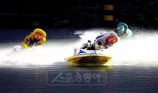 25일 미사리 경정장에서 한판 대결을 벌이는 몸무게 60kg대 경정 ‘헤비급’ 선수들. 특별 경주로 관심을 모을 전망이다. 사진제공｜경주사업본부