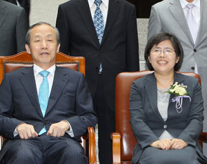 국내 최초의 여성 대법관인 김영란 대법관(오른쪽)이 24일 6년의 임기를 마치고 퇴임했다. 이날 퇴임식 후 기념촬영을 하면서 이용훈 대법원장과 나란히 앉아 있는 김대법관. 원대연 기자 yeon72@donga.com
