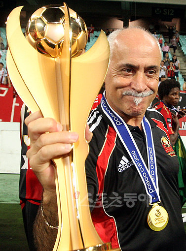 빙가다 감독이 트로피를 들고 세레모니를 펼치고 있다. 전주ㅣ박화용 기자