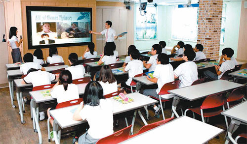 사교육 없는 학교인 인천 서구 불로중학교 학생들이 방과후 강좌인 종합반 영어수업을 듣고 있다. 이 학교 학부모들은 “사교육비를 평균 30∼60% 절감하는 효과를 보고 있다”고 말했다. 차준호 기자