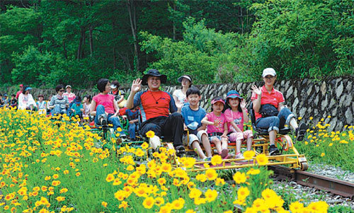 경북 문경의 ‘철로자전거’를 즐기고 있는 관광객들. 2013년까지 철로자전거의 일부 구간이 복선화해 좀 더 이용이 편리해진다. 사진 제공 문경시