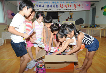 25일 전남 순천시 덕월동 선양어린이집 어린이들은 다문화체험 프로그램이 끝난 뒤 필리핀 빈민촌 쓰레기 마을에 사는 어린이들에게 선물할 크레파스와 연필 등 20만 원 상당의 학용품과 현금 30만 원을 현지 한국 선교단체에 보냈다. 사진 제공 순천시