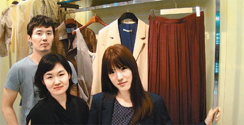 27일 롯데백화점에 자신의 브랜드로 매장을 내는 동대문패션창작스튜디오의 디자이너 박한힘 씨(왼쪽)와 이명신 씨(오른쪽). 10월 프랑스 파리 패션쇼에 참가하는 이윤경 씨(가운데)가 직접 만든 옷 옆에서 포즈를 취하고 있다. 사진 제공 서울산업통상진흥원