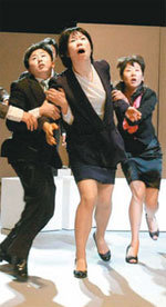 서울국제공연예술제에서 선보이는 한국과 프랑스가 공동제작한 연극 ‘코뿔소’. 7월 프랑스 아비뇽페스티벌에서 호평을 받았다. 사진 제공 서울국제공연예술제