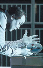 서울연극올림픽 참가작인 ‘크라프의 마지막 테이프’. 연출가 로버트 윌슨이 연출을 맡고 직접 출연도 하는 이 연극에서 윌슨은 대사를 최소화하고 조명, 무대 디자인, 음악 등으로 메시지를 전달하는 ‘이미지 연극’의 진수를 선보일 예정이다. 사진 제공 서울연극올림픽