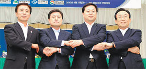 25일 경북 구미시에서 열린 낙동강 연안 정책협의회에 참석한 영남권 4개 시도 단체장들이 낙동강 발전을 위해 뜻을 모았다. 왼쪽부터 김범일 대구시장, 허남식 부산시장,김두관 경남지사, 김관용 경북지사. 사진 제공 경북도