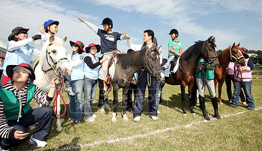 2005년부터 한국마사회가 운영하고 있는 무료재활승마 프로그램은 탁월한 치료효과로 장애아동들에게 큰 인기를 모으고 있다.사진제공｜한국마사회