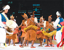 2008년 부천무형문화엑스포에서 한국의 사물놀이패와 외국 전통 의상을 입은 무용수들이 한데 어우러져 공연하고 있다. 올해 엑스포는 다음 달 28일부터 보름 동안 열린다.사진 제공 부천시