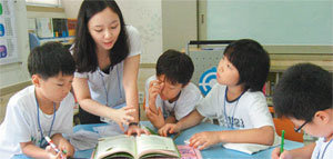 19일 충남 공주시 효포초등학교 도서관에서 아이들이 대학생 선생님과 함께 책을 읽으며 게임을 하고 있다. 공주=강은지 기자 kej09@donga.com