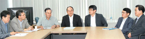 동아일보사 독자위원회는 24일 본사 편집국 회의실에서 회의를 열어 ‘경제 포퓰리즘과 언론의 자세’를 주제로 토론했다. 왼쪽부터 박태서 스탠더드에디터, 박명식 미디어연구소장, 이민웅 위원, 정성진 위원장, 윤영철 위원, 최영훈 김동철 스탠더드에디터. 변영욱 기자 cut@donga.com