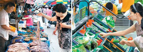 최근 야채, 과일, 수산물 등 장바구니 물가가 급등하면서 서민들의 시름이 깊어지고 있다. 26일 서울 동대문구 제기동의 경동시장에서 한 주부가 낙지를 고르고 있다(왼쪽사진). 오른쪽사진은 서울 은평구 응암동 신세계 이마트 은평점의 야채 매장.박영대 기자sannae@donga.com·양회성 기자 yohan@donga.com