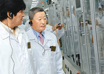 에보 모랄레스 볼리비아 대통령(왼쪽)이 27일 충북 청원군 오창읍에 있는 LG화학 2차전지 공장을 방문해 구본무 LG 회장과 함께 생산라인을 둘러보고 있다. 사진 제공 LG그룹