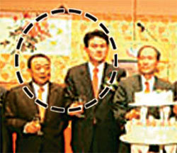 김태호 국무총리 후보자(왼쪽에서 두번째)가 2006년 2월 21일 한 출판기념회에서 박연차 전 태광실업 회장(왼쪽) 등 참석자 9명과 찍은 기념사진이 27일 공개됐다. 사진 출처 경남신문 홈페이지