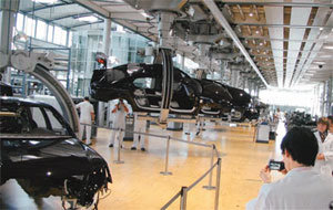 폴크스바겐의 대형 세단인 ‘페이톤’만 전담 생산하는 독일 드레스덴 유리공장 내부. 드레스덴=장강명 기자 tesomiom@donga.com