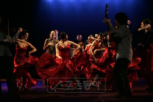 활화산처럼 솟구치는 열정으로 가득한 춤 플라멩코. 뮤지컬 ‘돈주앙’으로 잘 알려진 ‘누에보 발레 에스파뇰’이 내한해 ‘상그레(붉은 피) 플라멩카’ 공연을 펼친다.