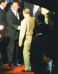 중국을 방문한 김정일 북한 국방위원장으로 추정되는 인물(뒷모습)이 28일 밤 창춘역에서 중국 측 인사로 보이는 남성과 악수를 하고 있다. 창춘=교도 연합뉴스