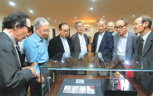 한일강제병합 100년을 맞은 29일 한일 지식인 17명이 을사늑약 체결 현장인 덕수궁 중명전과 강제병합조약 체결 현장인 조선통감 관저 터를 둘러보는 ‘침묵의 100년 산책’ 행사를 열었다. 중명전에서 고종 어새를 살펴보고 있는 와다 하루키 일본 도쿄대 명예교수, 유재천 상지대 총장, 김진현 대한민국역사박물관 건립위원장, 김종규 문화유산국민신탁 이사장, 김영호 유한대 총장, 주종환 동국대 명예교수, 고은 시인, 조항래 숙명여대 명예교수(왼쪽부터). 박영대 기자 sannae@donga.com