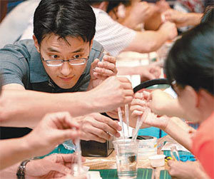 30일 서울 한양대에서 열린 ‘주니어 공학기술교실’에 교사로 나온 산업계 전문가들이 학생들에게 수업할 내용을 미리 실험해보고 있다. 사진 제공 한국공학한림원